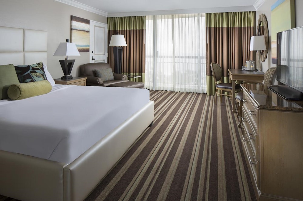 Standard Room, 1 King Bed photo 3