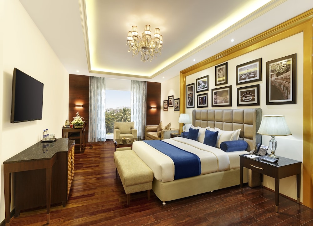 Executive Suite, 1 Double Bed with Sofa bed, Private Bathroom, City View - Photo 5
