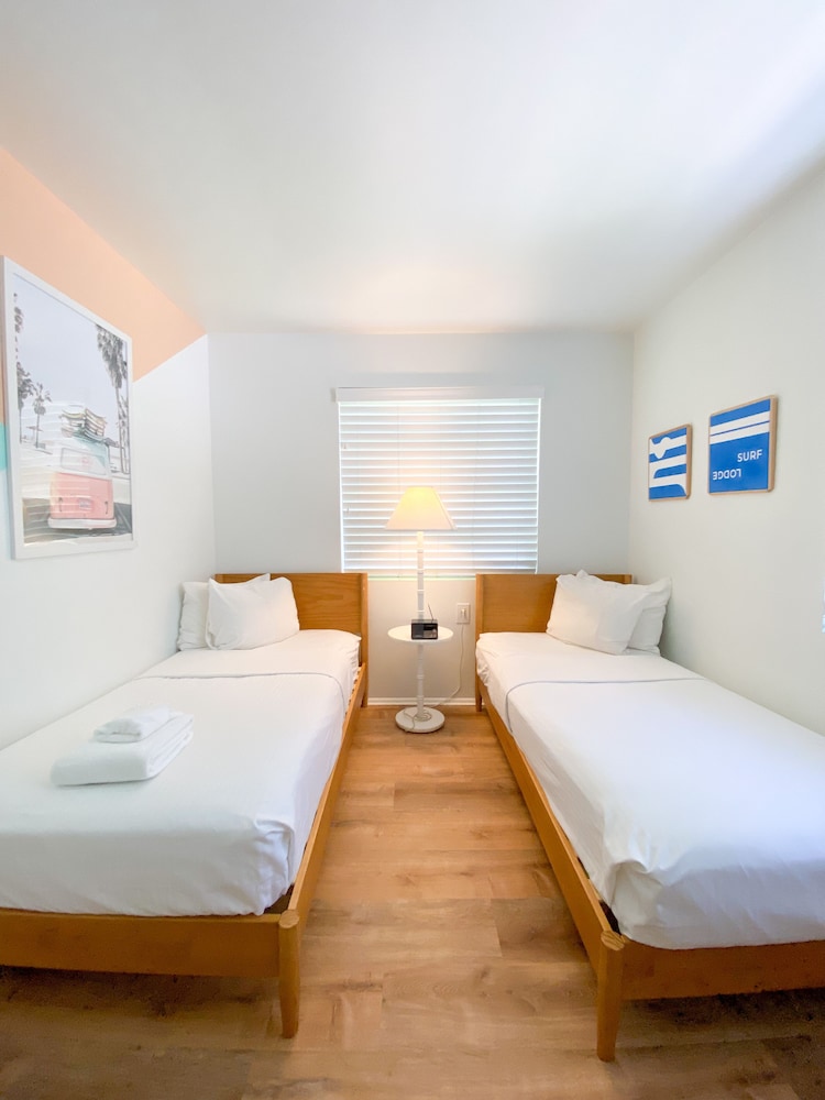 One Bedroom Corner Suite: 1 Queen and 2 Twin photo 2