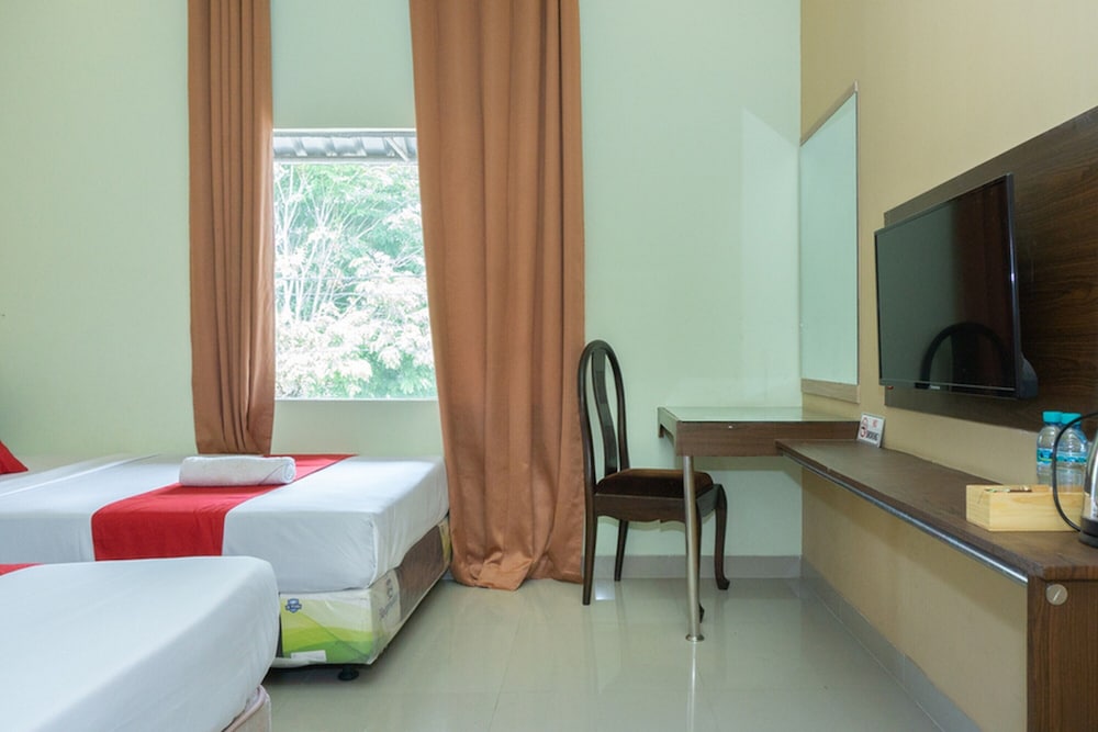 Premium Twin Room (RedDoorz) photo 3