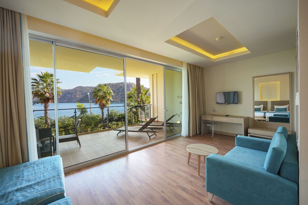 Grand Quadruple Room, 1 Bedroom, Sea View photo 2