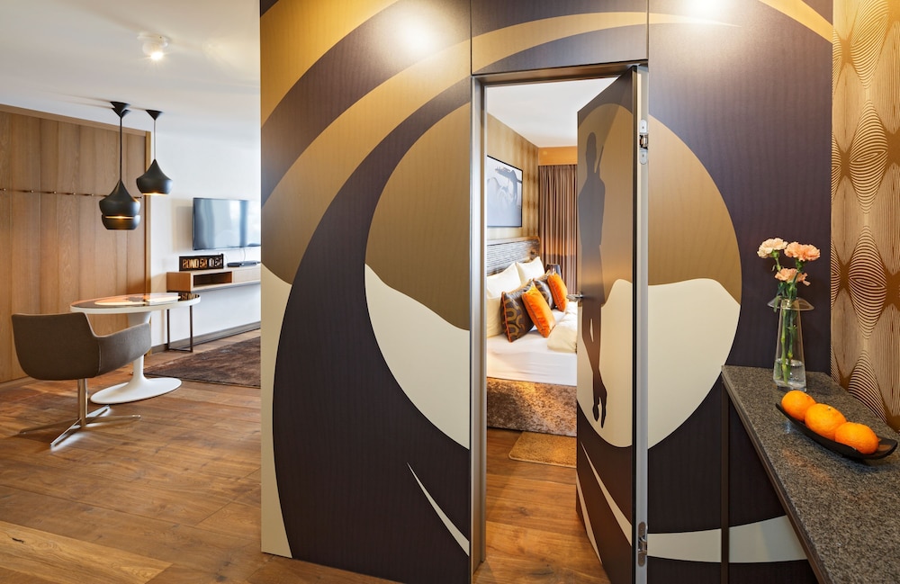 James Bond Suite photo 2