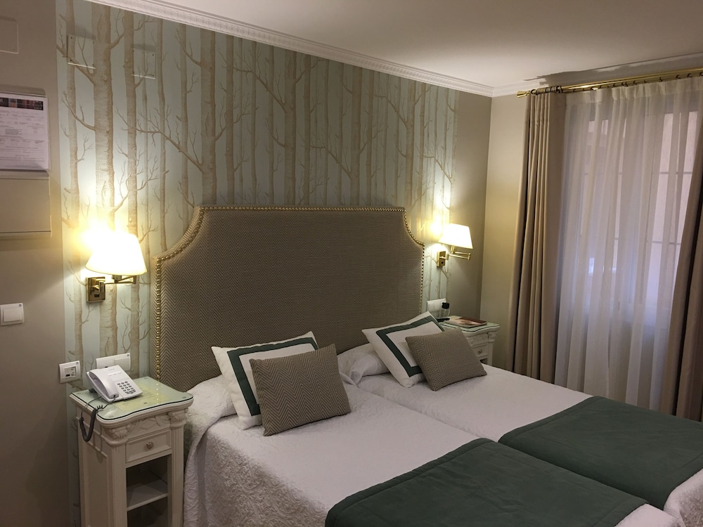 Standard Twin Room - Photo 11
