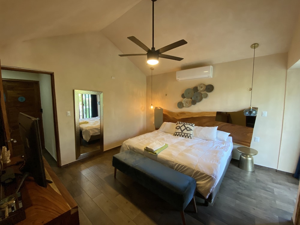 Chambre, 1 très grand lit, accès piscine