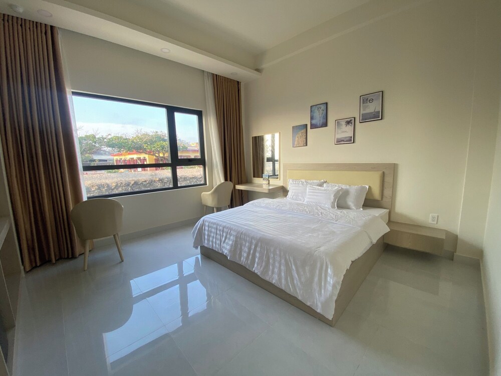 Superior Room, 1 King Bed, Non Smoking, Private Bathroom photo 3