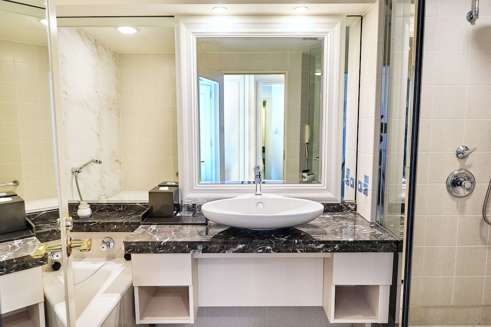 Classic Room, 1 King Bed, Bay View (High Floor) photo