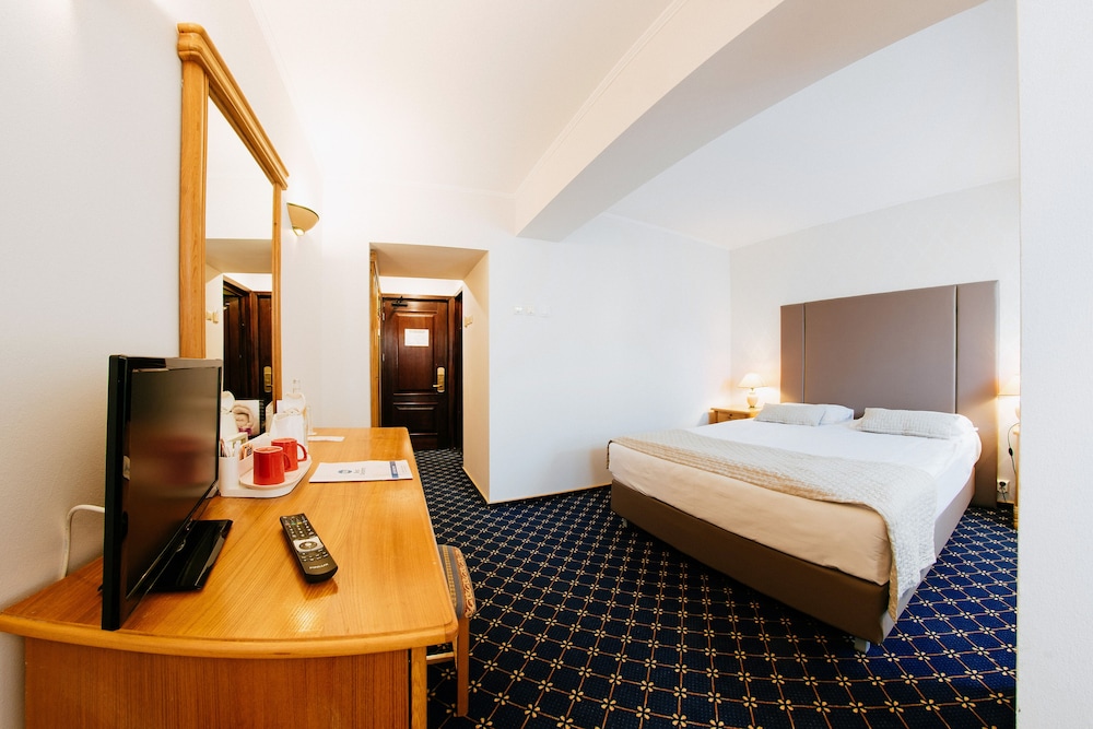 Standard Room, 1 Queen Bed photo 2