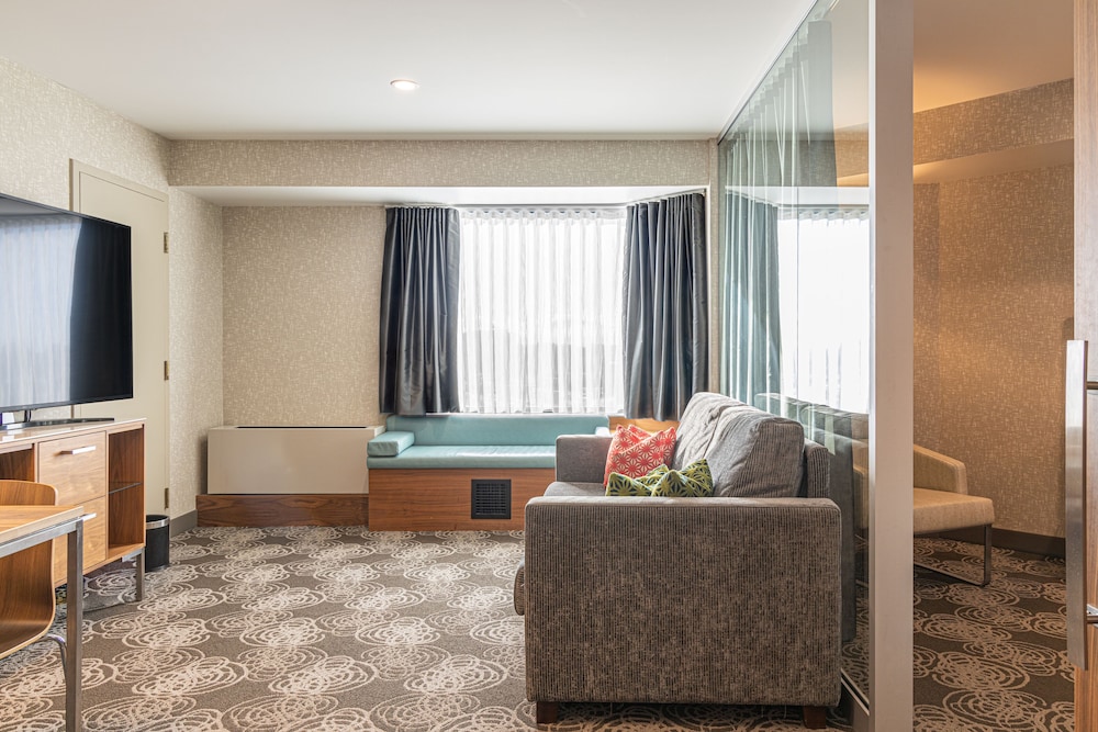 Suite, 1 King Bed, Kitchen - Photo 3
