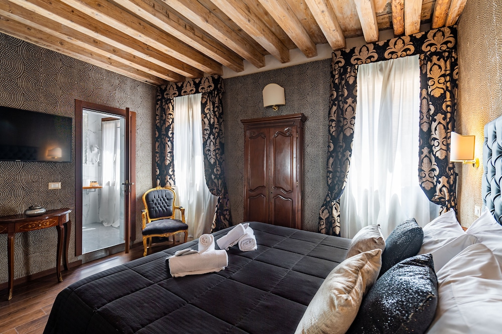Classic Double or Twin Room, Canal View photo 2