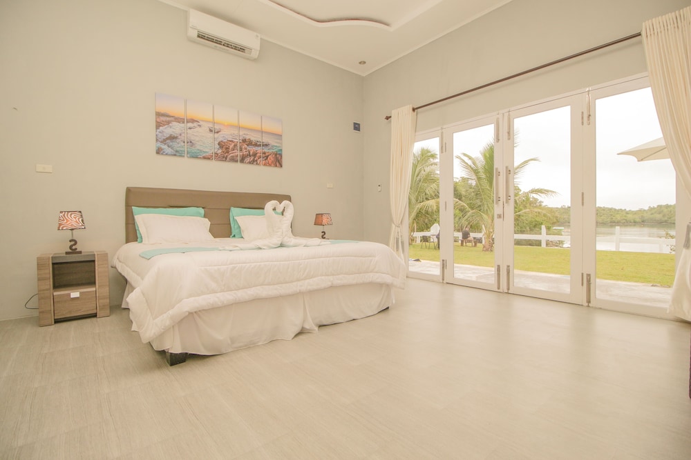 Deluxe Bungalow, 1 King Bed, Non Smoking, Beach View