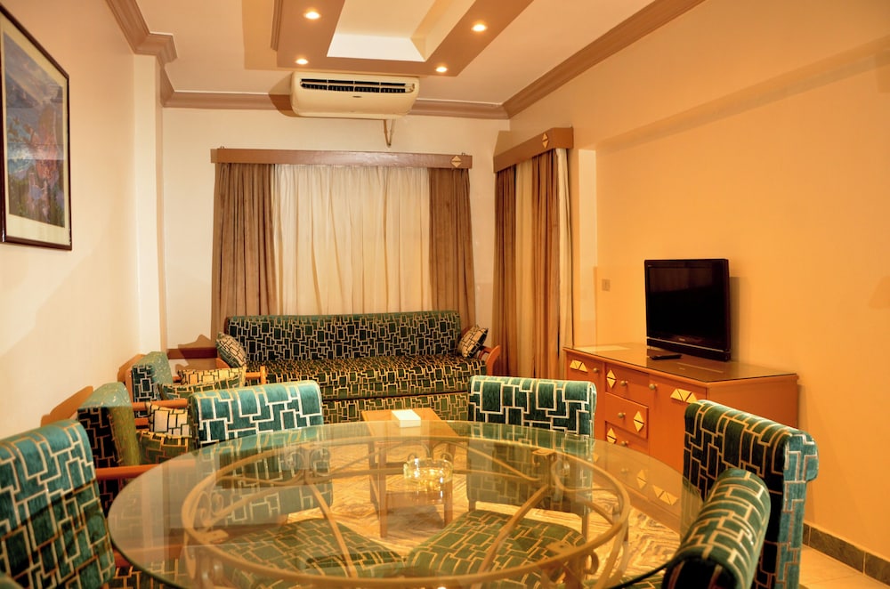 Family Room, 2 Bedrooms - Photo 6