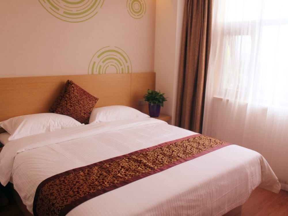 Classic Room, 1 King Bed photo 1