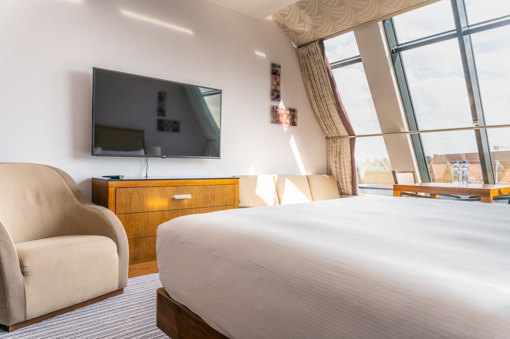 Deluxe Room, 1 King Bed with Sofa bed, River View - Photo 1
