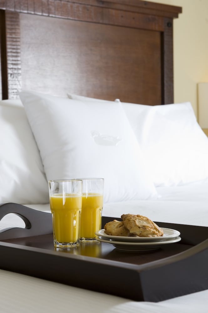 Suite, 1 King Bed, Accessible, Bathtub - Photo 2