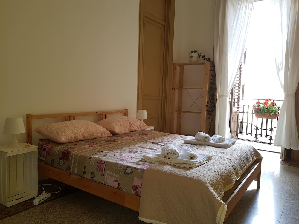 Standard Double Room, Shared Bathroom - City View