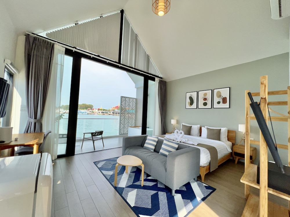 1 Bedroom Seaview Suite Corner