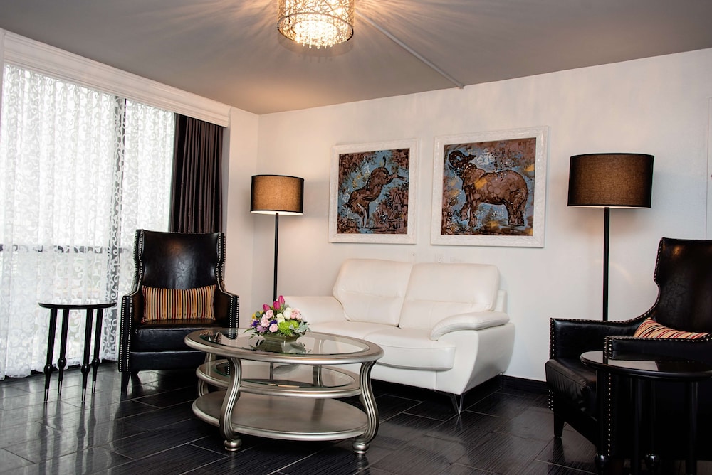 Junior Suite, 1 King Bed - Photo 1