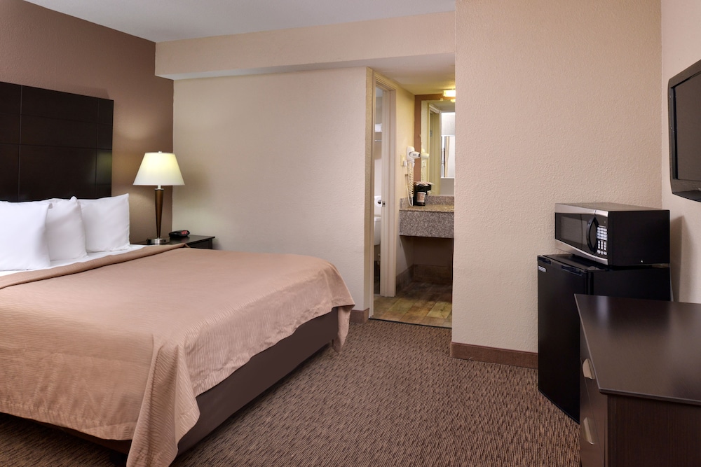 Standard Room, 1 Queen Bed photo 1