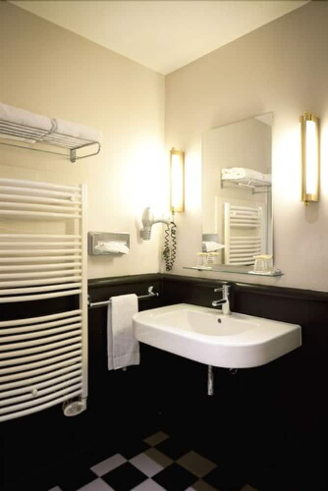 Traditional Double Room, Courtyard View - Photo 9