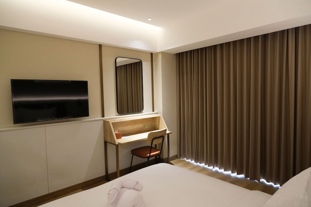 Premier Double Room (Room Only) - Photo 3