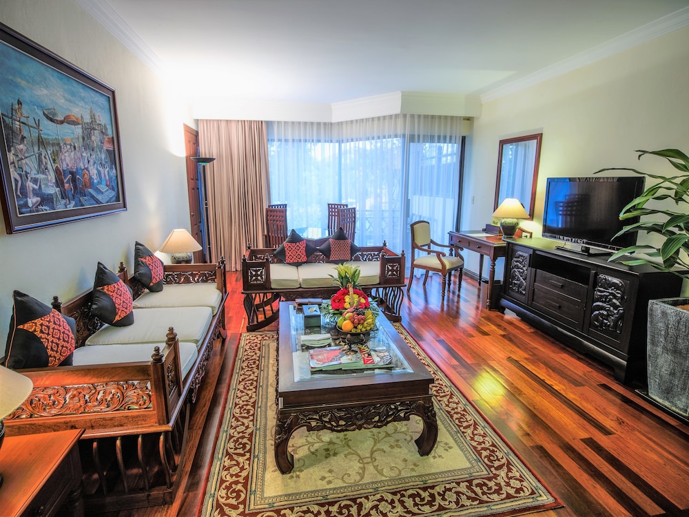 One Bedroom Suite - Living Room, Balcony photo 2