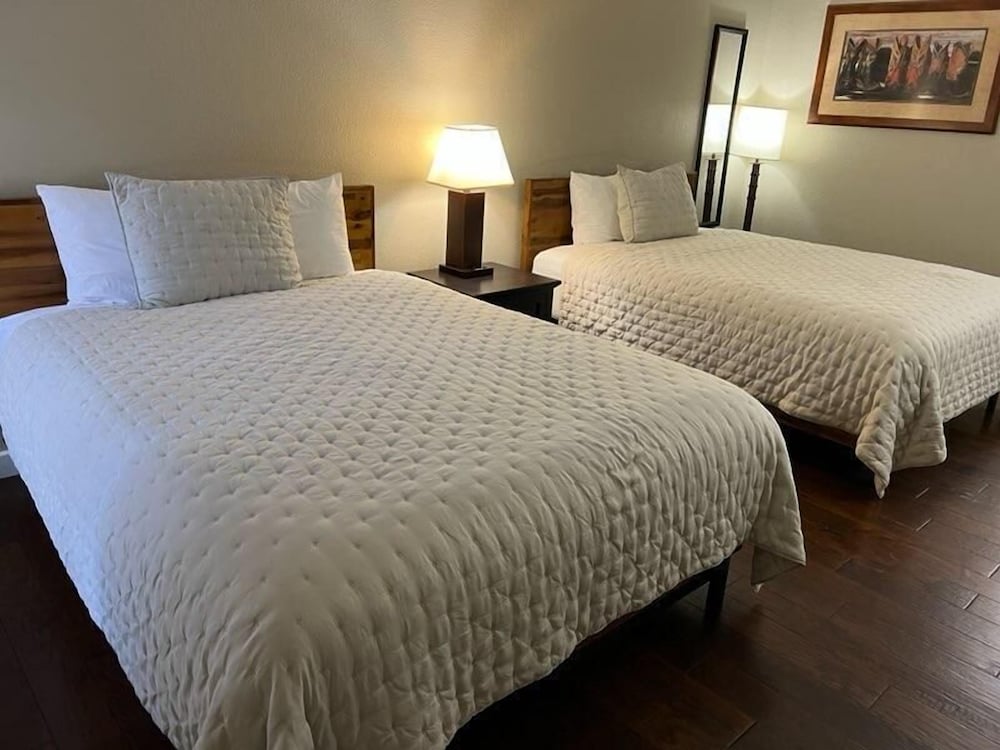 Downstairs Room with 2 Queen Beds photo 1