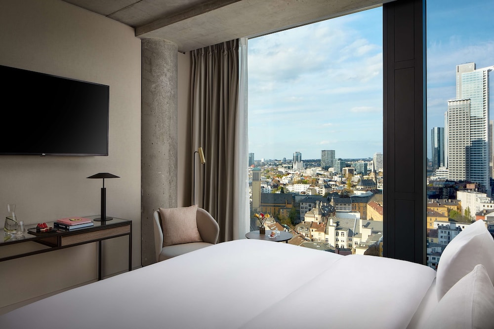 Suite (Skyline View)