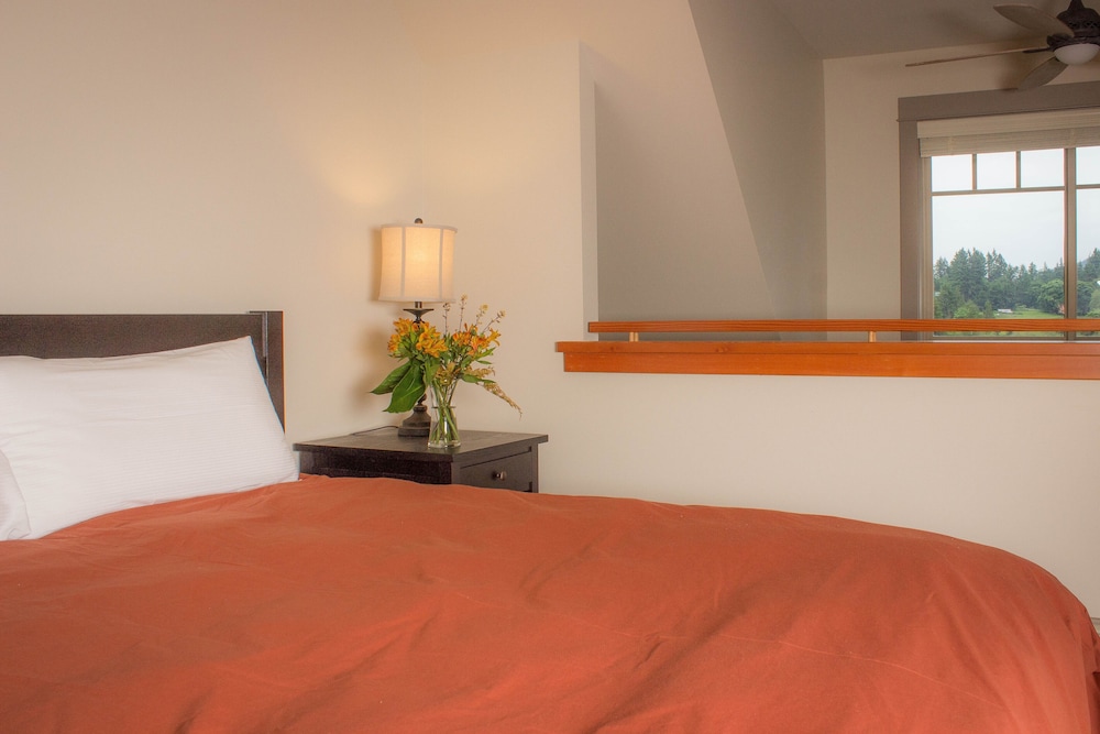 Lakeside 1 Bedroom Duplex King Bed (Pet Free)