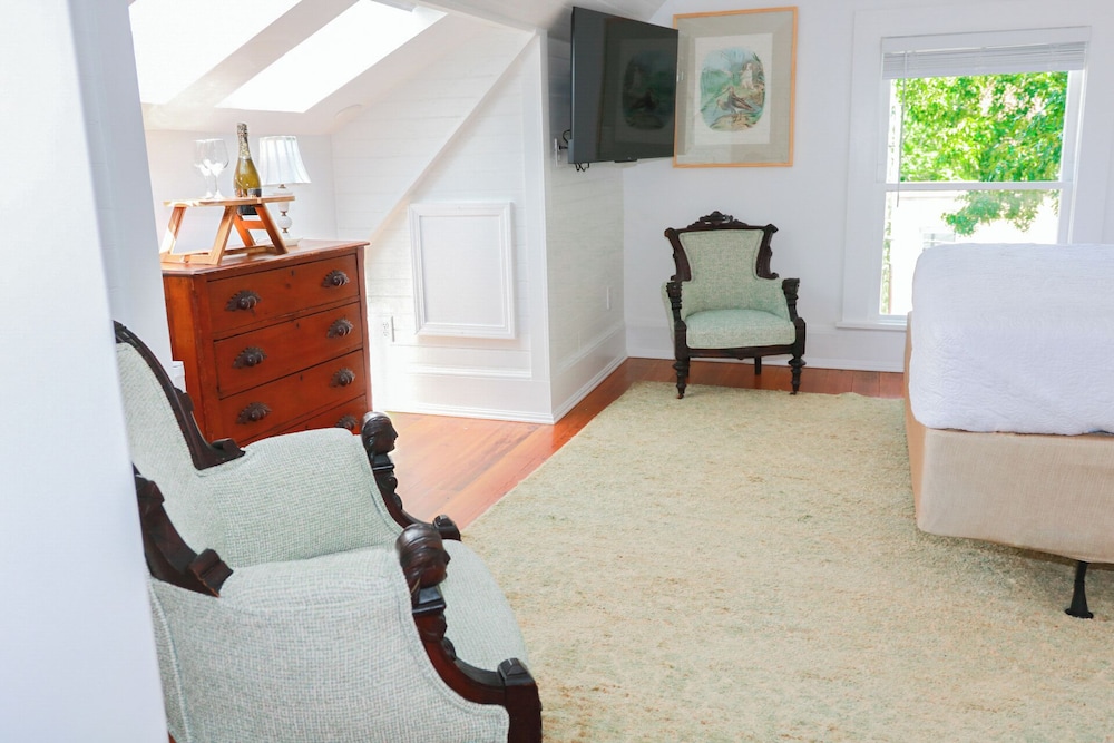 Reynolds Loft King Room photo 3