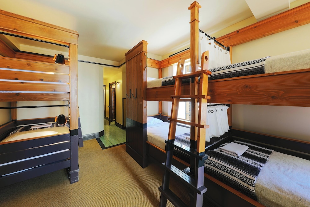 Bed in 8 bed room photo 1