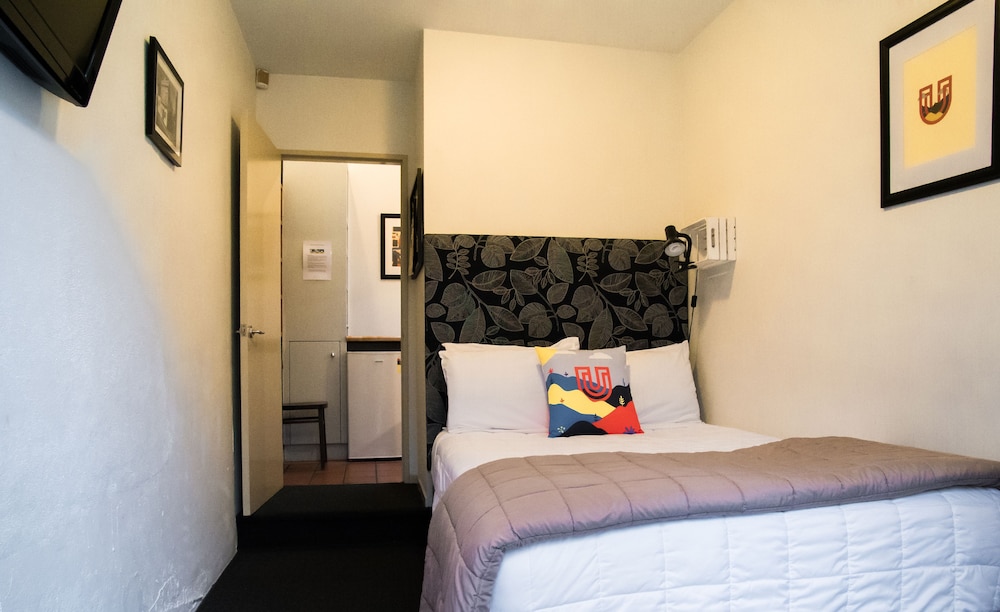Compact Self Contained Room with Ensuite photo 3