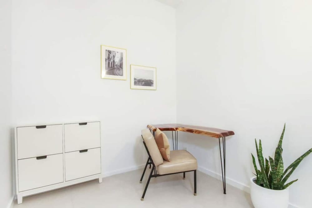 Basic Apartment, 1 Queen Bed photo 2