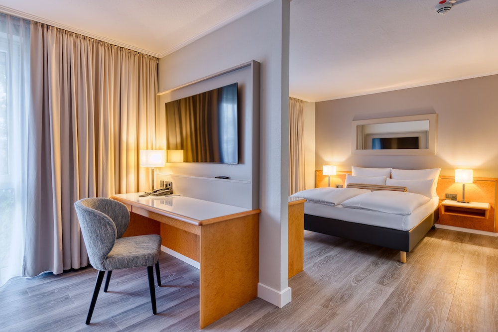 Privilege, Suite, 1 Queen Bed - Photo 1