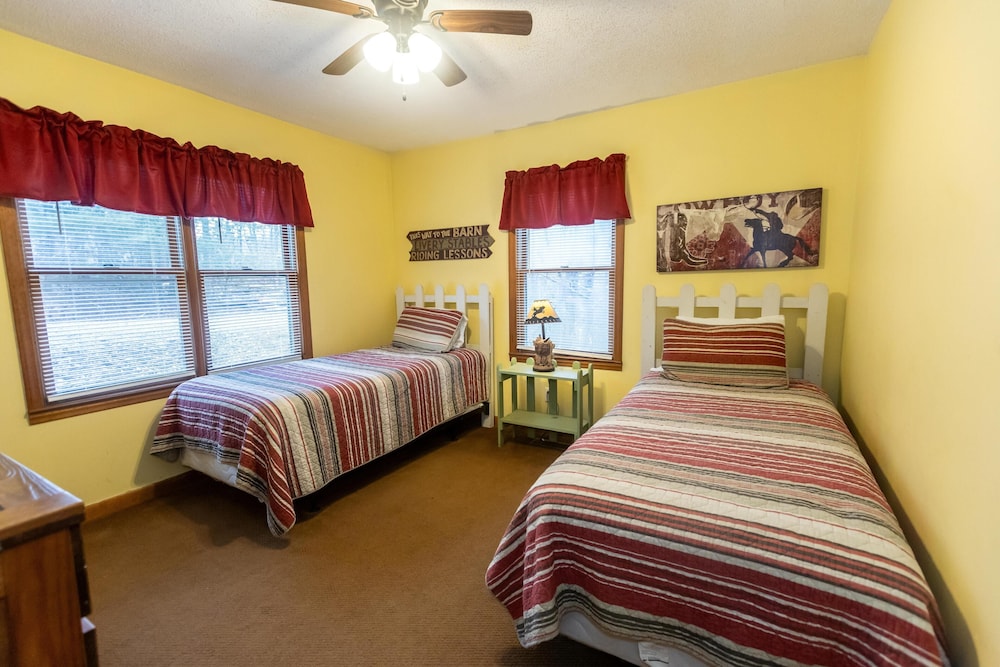 Family Cabin, 2 Bedrooms, Fireplace, Lake View photo 1