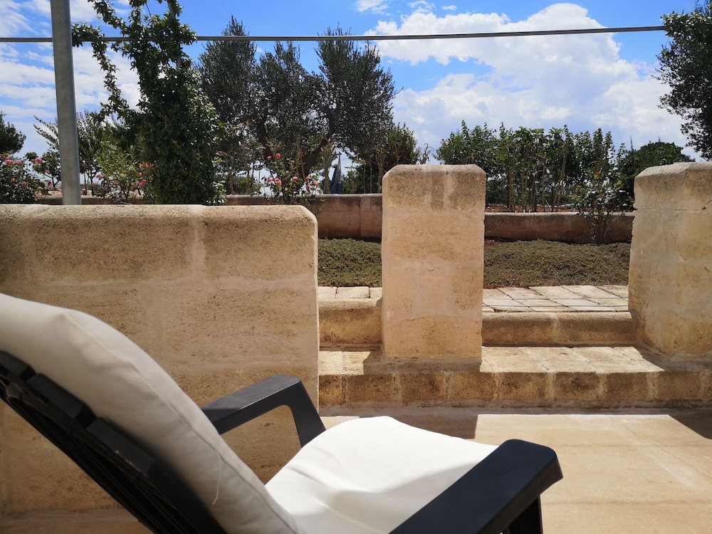 Traditional Apartment, 2 Bedrooms (White) photo 2