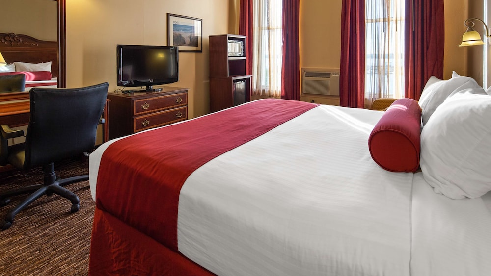 Standard Room, 1 King Bed, Non Smoking, Lake View photo 2