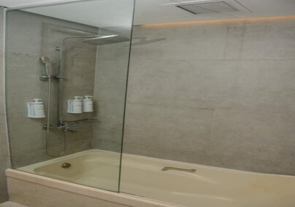 Suite, 1 Queen Bed, Non Smoking (Ambassador) - Photo 7
