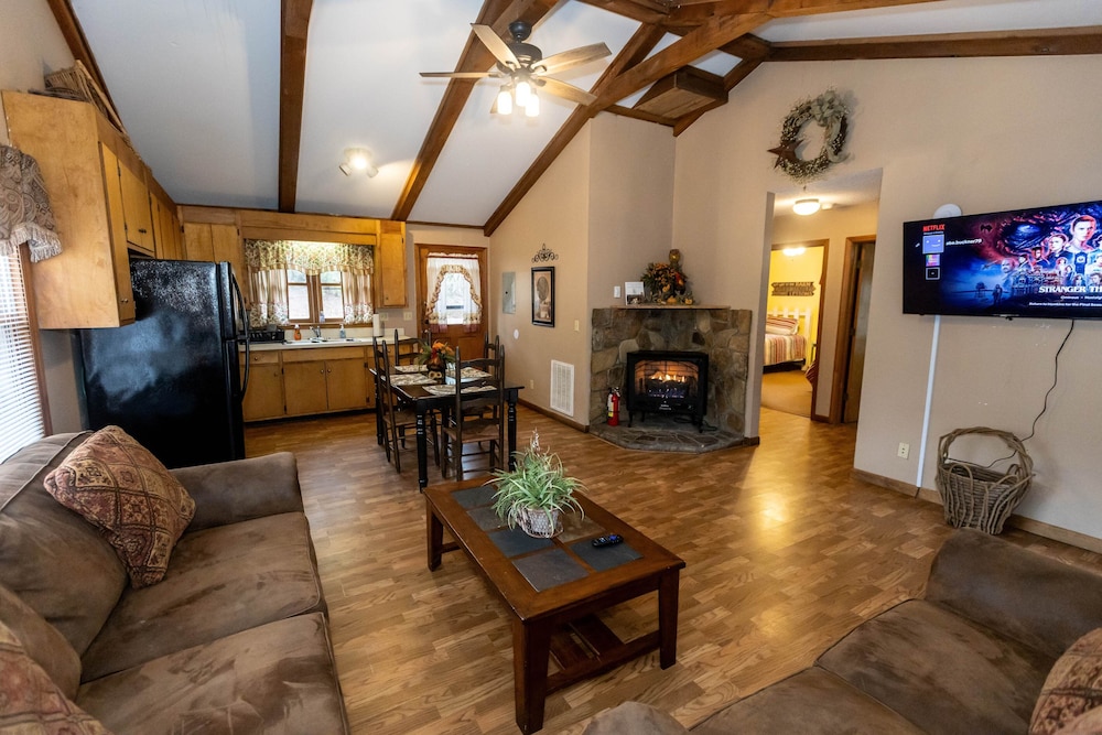 Family Cabin, 2 Bedrooms, Fireplace, Lake View photo 2