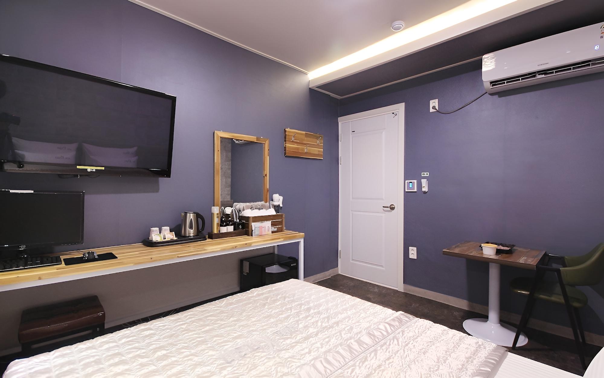 Room (Deluxe (free to watch Netflix/Disney)) - Photo 7