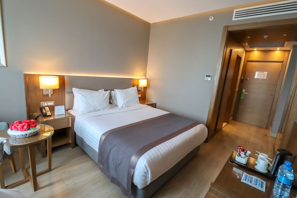 Standard Room, 1 Queen Bed (Stocked Minibar) thumbnail 5
