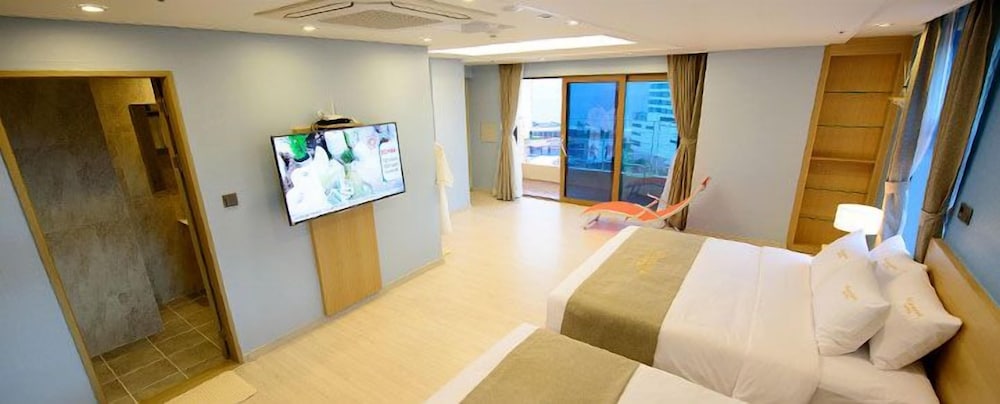 Deluxe Family Room, Ocean View - extra person fee pay upon arrival photo 3