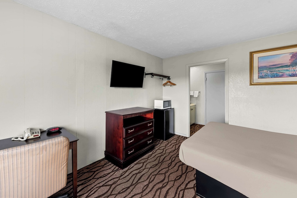 Room, 1 Queen Bed, Smoking - Photo 1