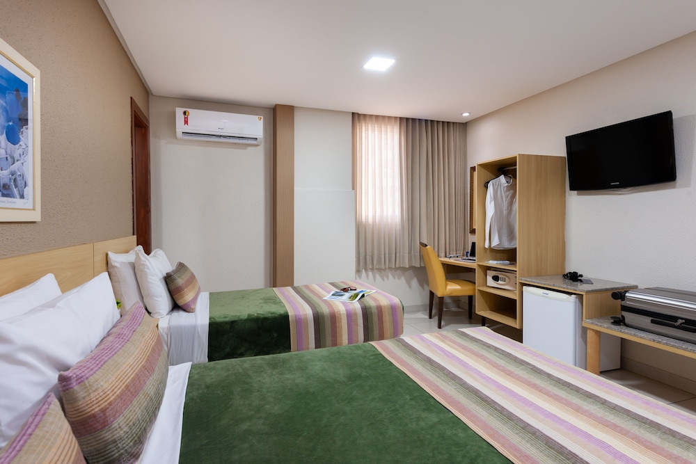 Superior Room (1 Cama casal + 1 Cama solteiro) photo 2
