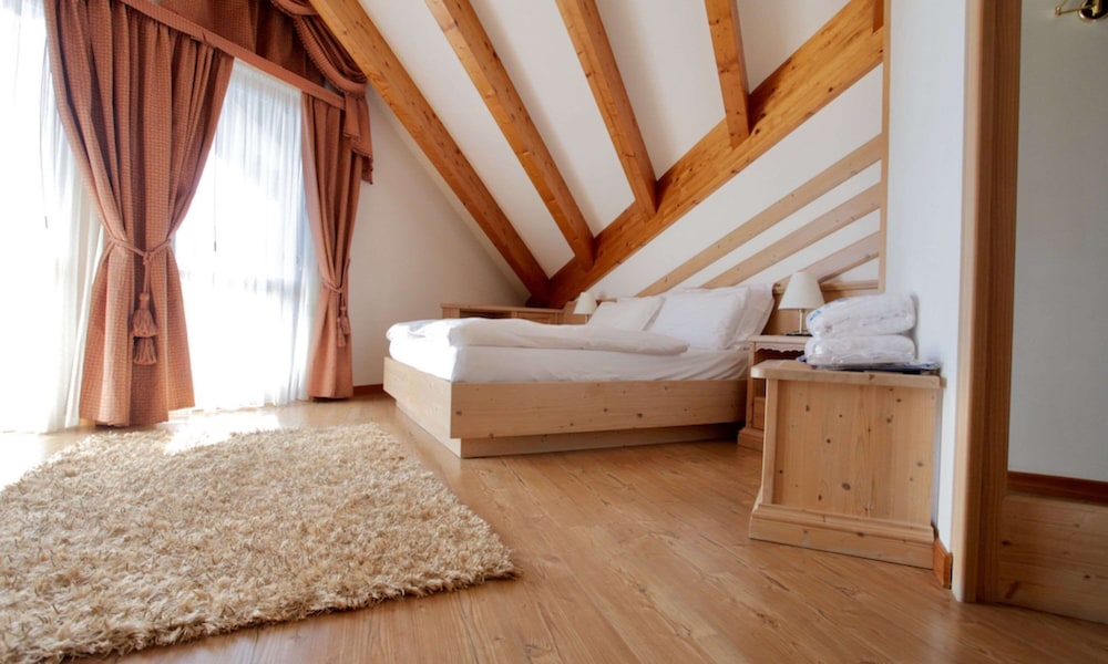 Junior Suite, 1 Queen Bed, Balcony, Mountain View