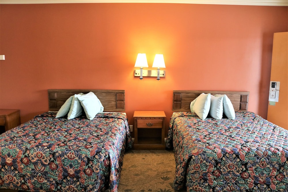 Economy Double Room, 2 Queen Beds, Private Bathroom photo 2