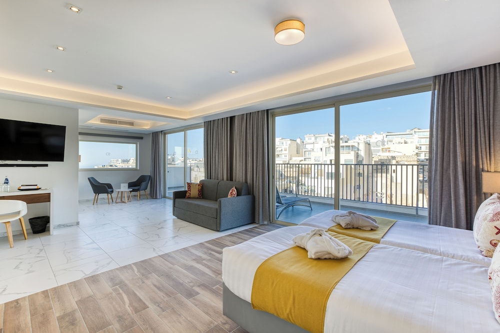 Luxury Suite - Photo 14