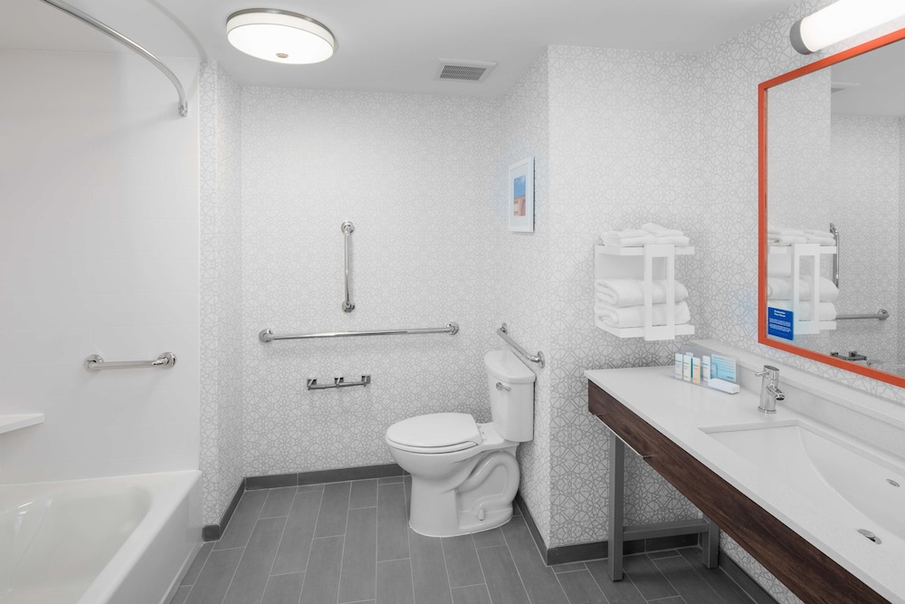 Room, 1 King Bed, Accessible, Bathtub (Mobility & Hearing) - Photo 5