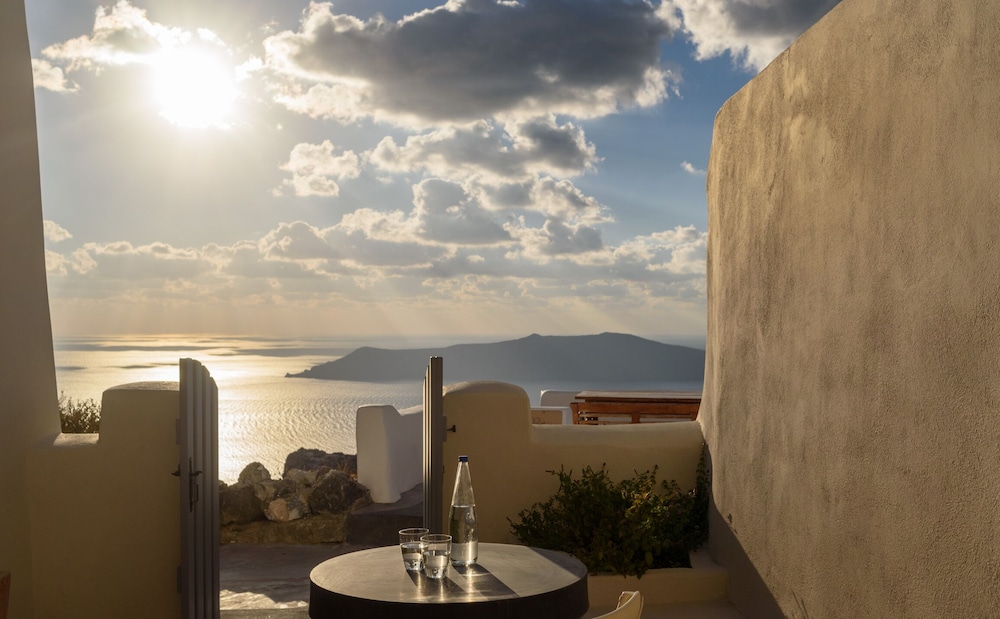 Kapari Honeymoon Suite with Private Indoor & Outdoor Hot tub - Photo 4