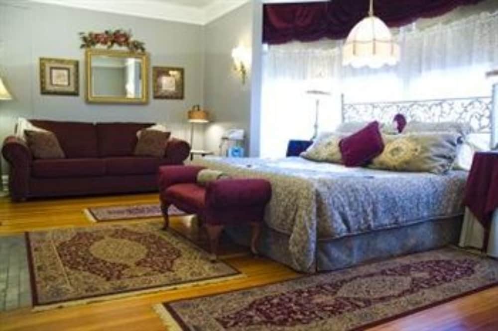 Deluxe Room, 1 King Bed, Jetted Tub photo 2