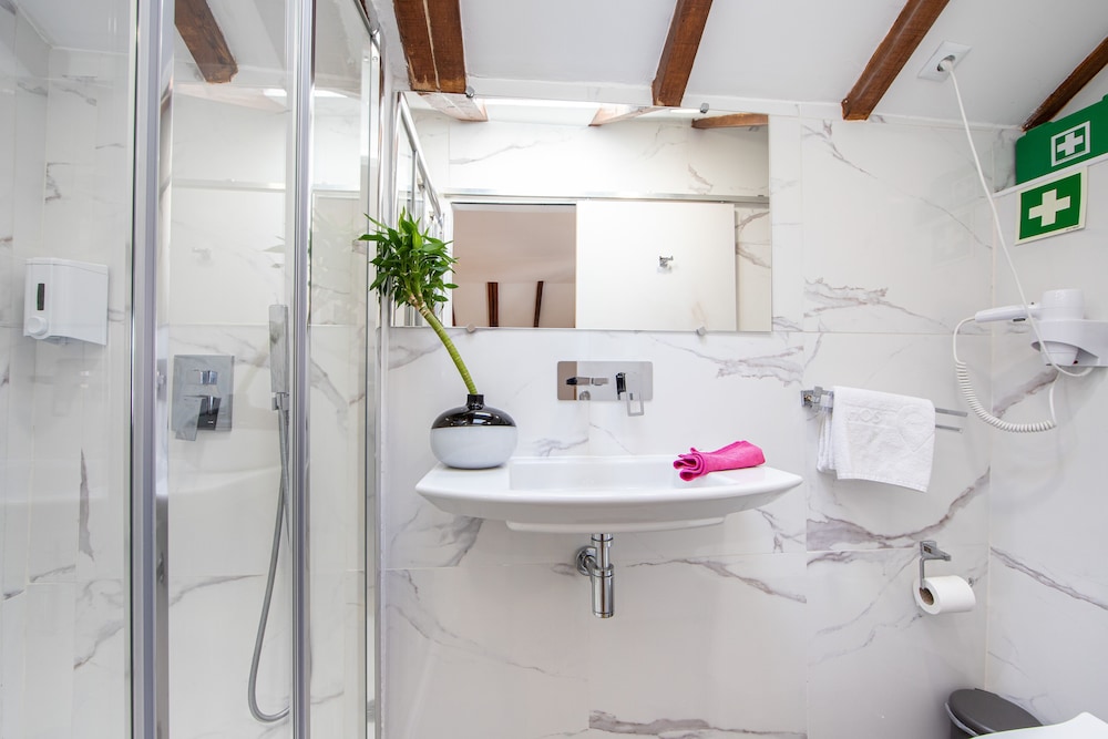 Romantic Studio Suite, 1 Queen Bed, Pool Access, Beachside photo 3